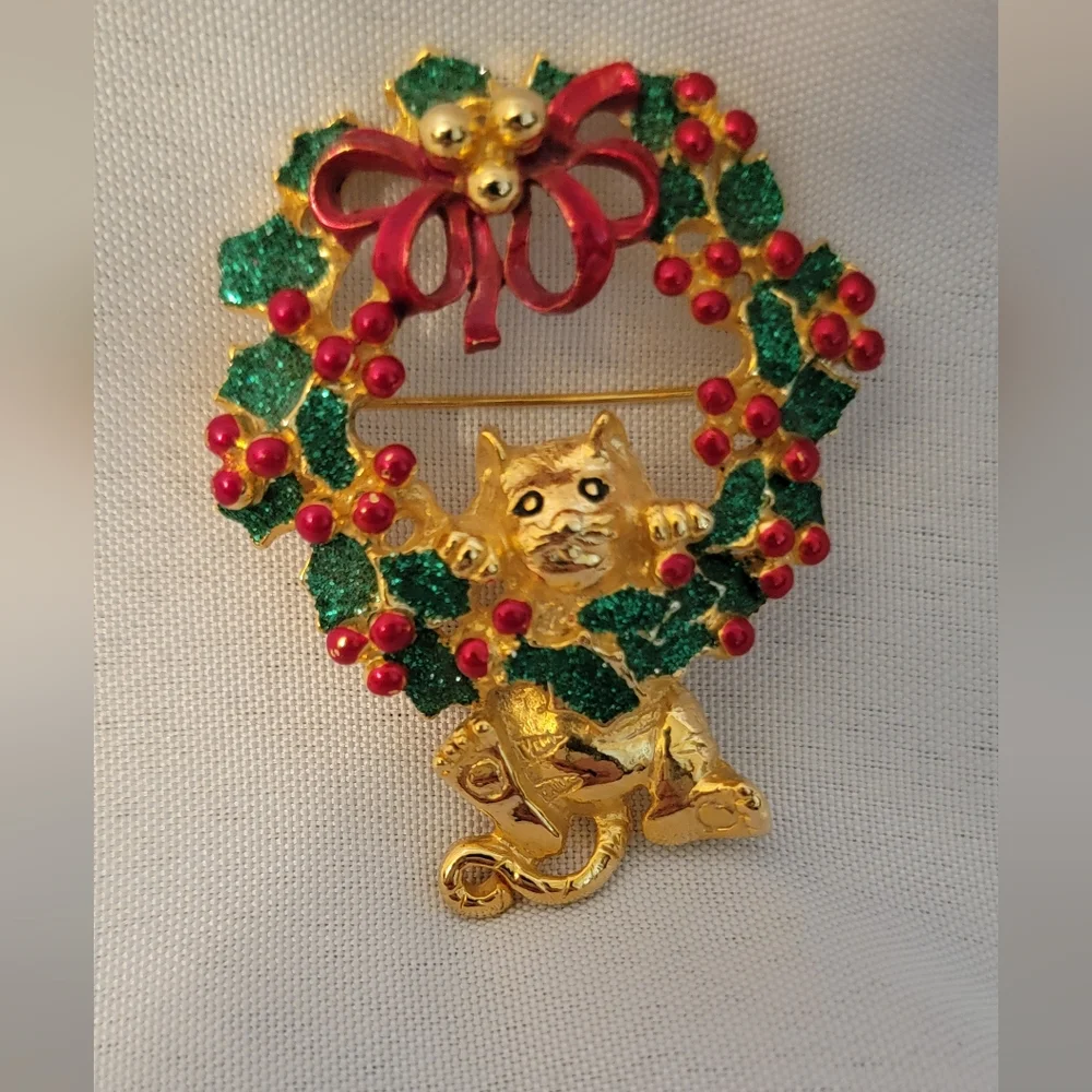 Vintage Danecraft Brooch Cat Hanging on a Holiday Wreath Wreath Earrings